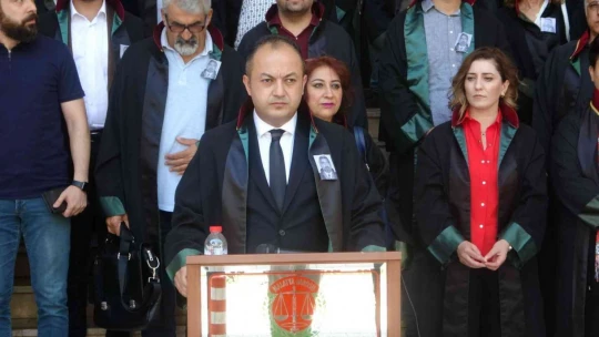 Avukatlar Adliye önünde toplandı