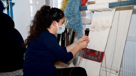 Malatya Büyükşehir'den halı dokuma kursu
