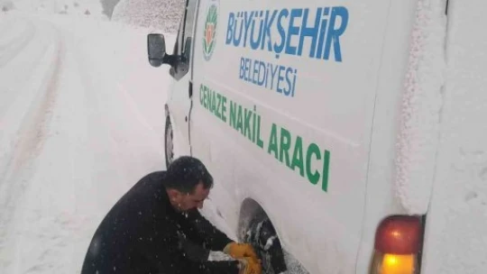 Malatya Büyükşehir mezarlıklar müdürlüğünün zorlu kar mesaisi