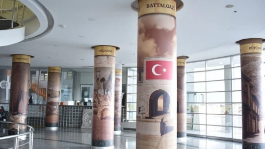 Malatya Büyükşehir sütunlarını 13 ilçe süsledi