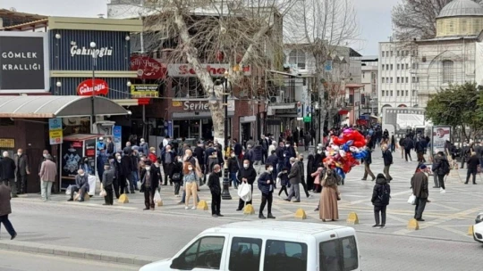 Malatya caddelerinde aylar sonra hafta sonu insan yoğunluğu