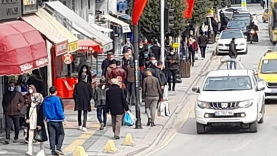 Malatya caddelerinde aylar sonra hafta sonu insan yoğunluğu