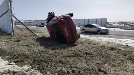 Sağlık çalışanlarının olduğu araç takla attı