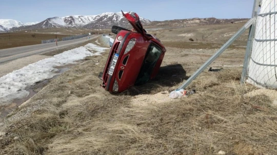 Sağlık çalışanlarının olduğu araç takla attı
