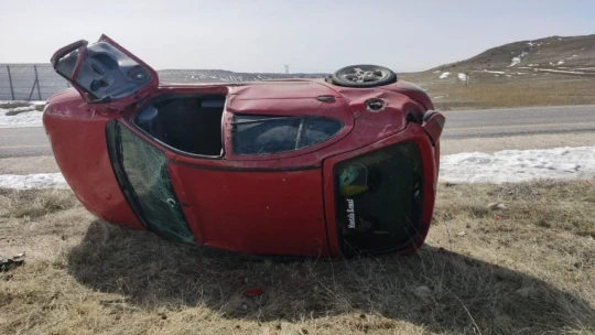 Sağlık çalışanlarının olduğu araç takla attı