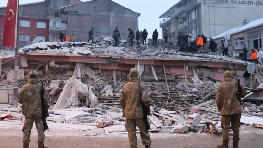 20'nin üzerinde ölü var