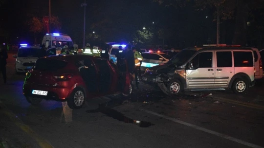 Malatya'da 3 aracın karıştığı kazada 4 kişi yaralandı