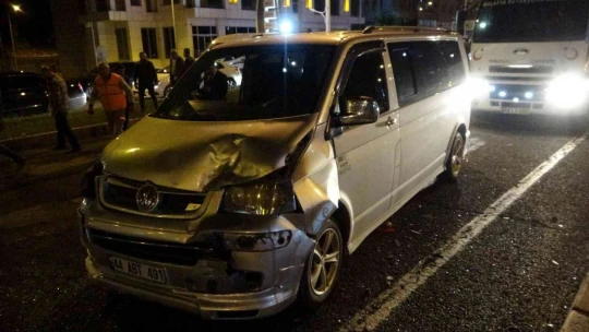 Malatya'da 4 araç birbirine girdi, trafik kilitlendi
