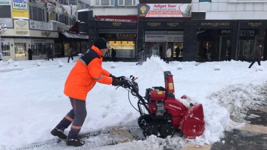 Malatya'da 530 kırsal mahallenin yolu kardan kapandı