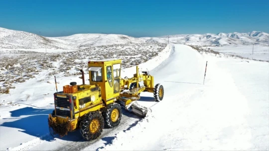 Malatya'da 530 kırsal mahallenin yolu kardan kapandı