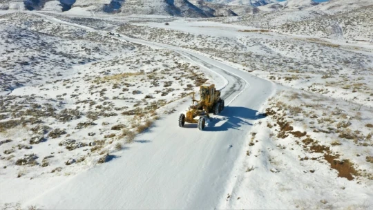 Malatya'da 530 kırsal mahallenin yolu kardan kapandı