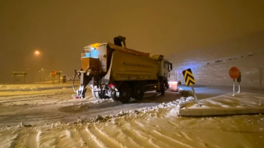 Malatya'da 80 mahallenin yolu kardan kapandı