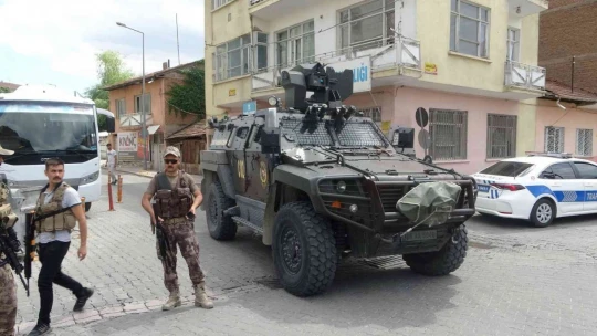 Malatya'da adliyeye sevk edilen cinayet zanlıları taş yağmuruna tutuldu