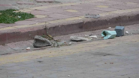 Malatya'da adliyeye sevk edilen cinayet zanlıları taş yağmuruna tutuldu