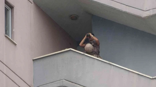 Malatya'da adliyeye sevk edilen cinayet zanlıları taş yağmuruna tutuldu