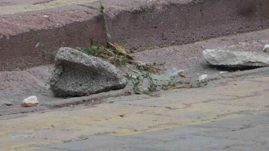 Malatya'da adliyeye sevk edilen cinayet zanlıları taş yağmuruna tutuldu