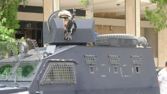 Malatya'da adliyeye sevk edilen cinayet zanlıları taş yağmuruna tutuldu