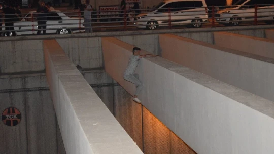 Malatya'da alt geçitteki intihar girişimini polis engelledi
