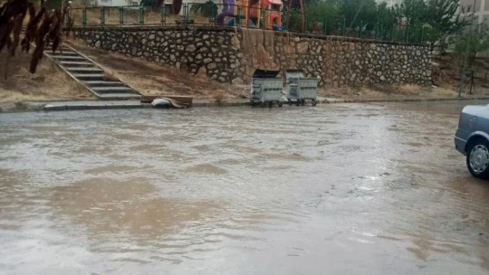 Malatya'da aniden bastıran sağanak etkili oldu
