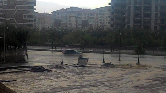 Malatya'da aniden bastıran sağanak etkili oldu