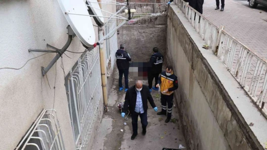 Malatya'da apartman boşluğunda ceset bulundu