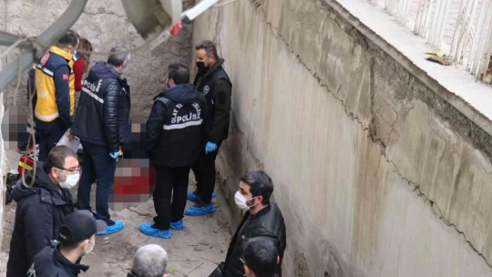 Malatya'da apartman boşluğunda ceset bulundu