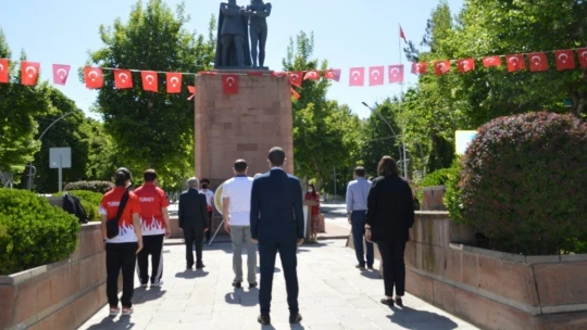 Malatya'da Atatürk anıtına çelenk sunuldu