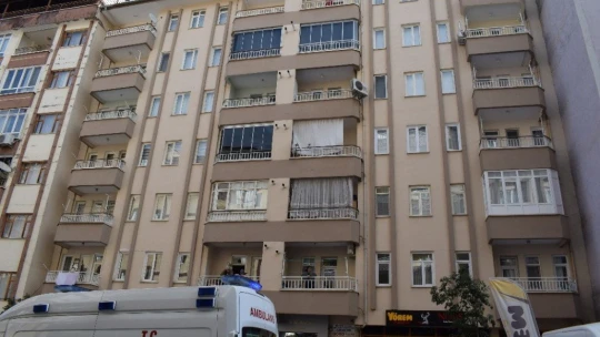 Balkondan düşen kadın hayatını kaybetti