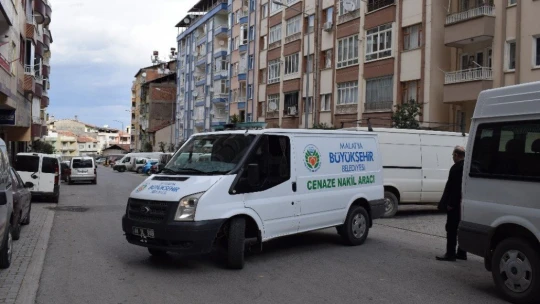 Balkondan düşen kadın hayatını kaybetti