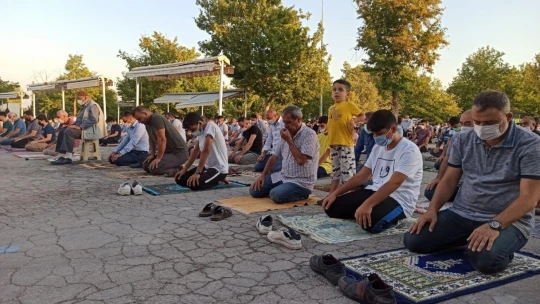 Malatya'da bayram namazında camiler doldu