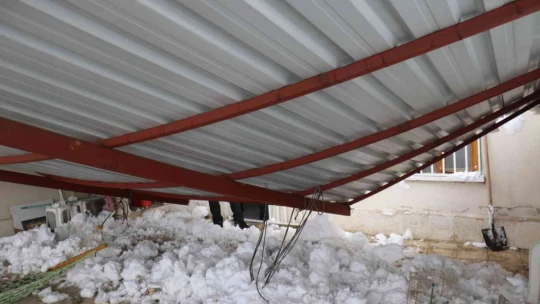 Malatya'da bir saat içerisinde üç ayrı noktada çatı çöktü