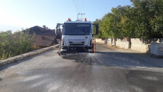 Malatya'da cadde ve sokaklar ilaçlı sularla yıkanıyor