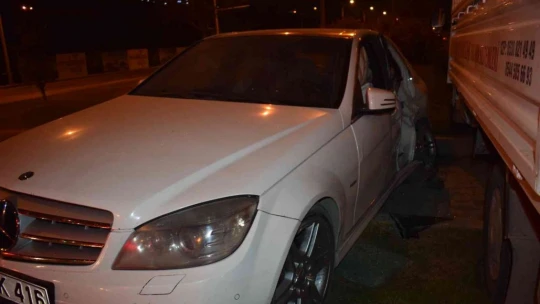 Malatya'da çarpışan 2 araç refüje çıktı