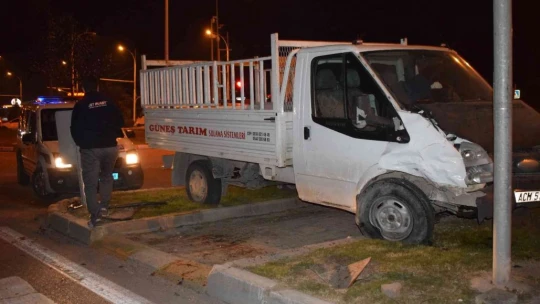 Malatya'da çarpışan 2 araç refüje çıktı