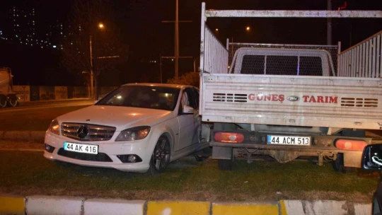 Malatya'da çarpışan 2 araç refüje çıktı