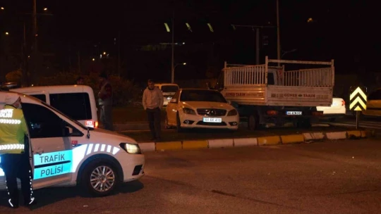 Malatya'da çarpışan 2 araç refüje çıktı