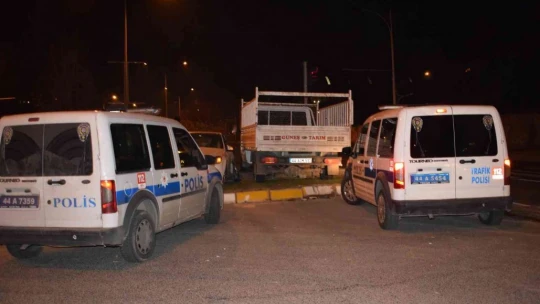 Malatya'da çarpışan 2 araç refüje çıktı