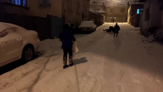 Malatya'da çocukların tepsiyle kar keyfi