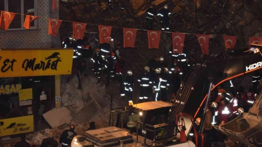Çöken binada 14 kişi kurtarıldı