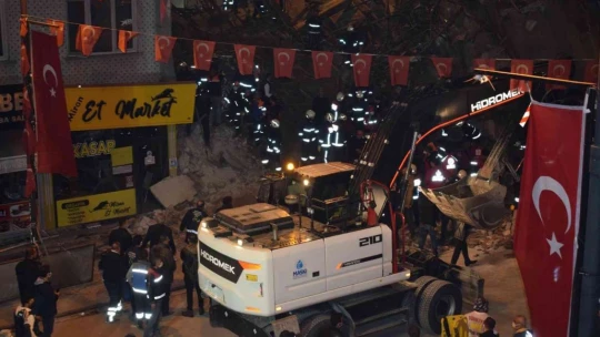 Çöken binada 14 kişi kurtarıldı