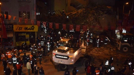 Çöken binada 14 kişi kurtarıldı