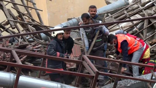 Malatya'da çöken binanın enkazından 3 kişi yaralı çıkartıldı