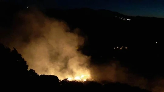 Malatya'da dağlık alanda çıkan örtü yangınına müdahale ediliyor