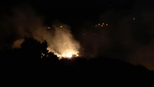 Malatya'da dağlık alanda çıkan örtü yangınına müdahale ediliyor