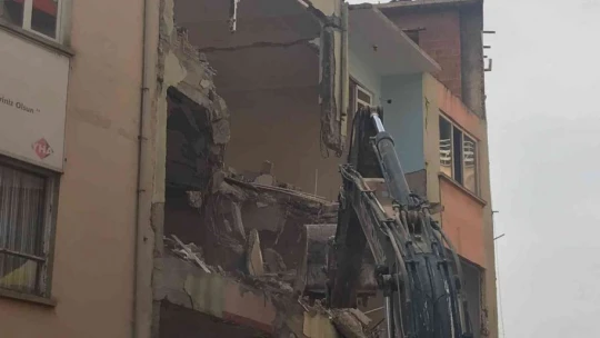 Malatya'da depremden zarar gören bir bina daha yıkıldı