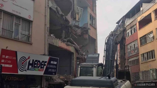 Malatya'da depremden zarar gören bir bina daha yıkıldı