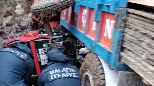 Malatya'da devrilen traktörün sürücüsü yaralandı