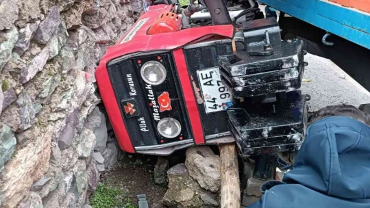 Malatya'da devrilen traktörün sürücüsü yaralandı