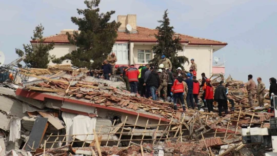 Malatya'da enkaz altında kalanları arama kurtarma çalışmaları sürüyor