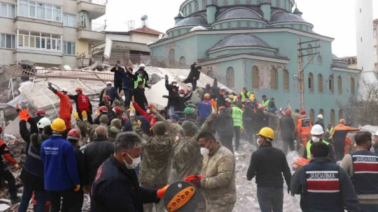 Malatya'da enkaz altında kalanları arama kurtarma çalışmaları sürüyor